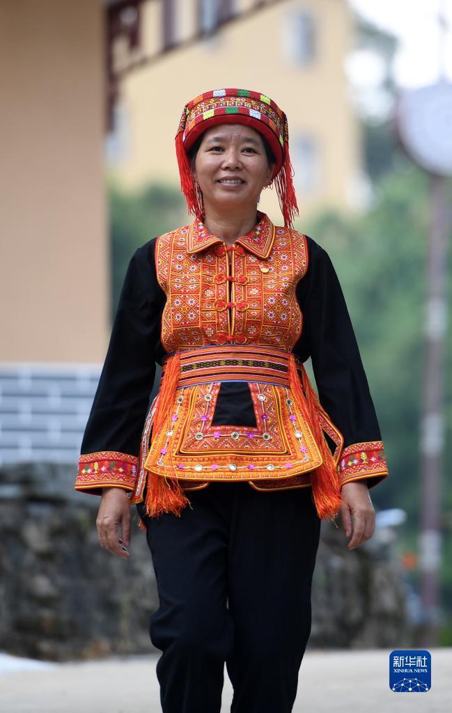 　在廣西蒼梧縣六堡鎮(zhèn)山坪村，祝雪蘭走在村道上（2022年9月22日攝）。新華社記者 陸波岸 攝